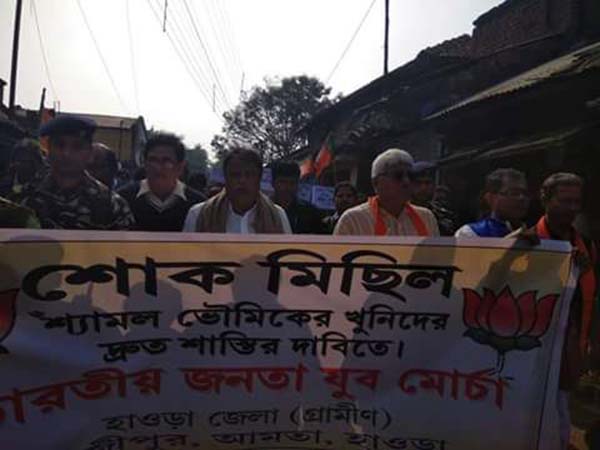গ্রামে ঢুকতেই তৃণমূলকর্মীদের হাতে ‘বন্দি’ মুকুল, তারপর যা ঘটল দেখুন ভিডিওতে