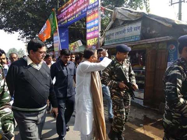 গ্রামে ঢুকতেই তৃণমূলকর্মীদের হাতে ‘বন্দি’ মুকুল, তারপর যা ঘটল দেখুন ভিডিওতে