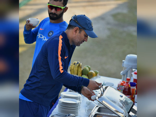 বিরাট মাথায় করে রাখেন মাহিকে, এবার রোহিত যা করলেন বিরাট মাথায় করে রাখেন মাহিকে, এবার রোহিত যা করলেন
