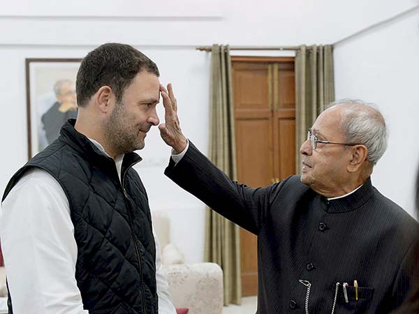 রাহুলের মাথায় প্রণবের বরাভয়, ফুল ছুঁইয়ে কপালে এঁকে দিলেন রাজ-টিকা রাহুলের মাথায় প্রণবের বরাভয়, ফুল ছুঁইয়ে কপালে এঁকে দিলেন রাজ-টিকা