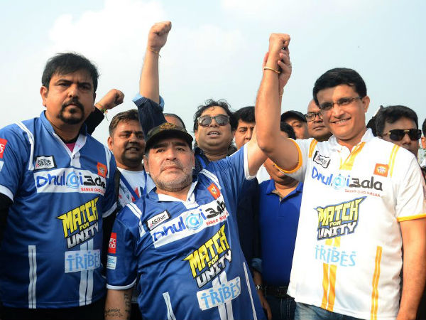 পায়ে বল থেকে গলায় গান, কলকাতা সফরে কামাল মারাদোনার, দেখুন ভিডিও পায়ে বল থেকে গলায় গান, কলকাতা সফরে কামাল মারাদোনার, দেখুন ভিডিও