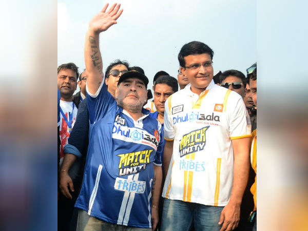 পায়ে বল থেকে গলায় গান, কলকাতা সফরে কামাল মারাদোনার, দেখুন ভিডিও পায়ে বল থেকে গলায় গান, কলকাতা সফরে কামাল মারাদোনার, দেখুন ভিডিও