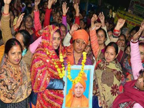 দাবির প্রতি দৃষ্টি আকর্ষণে এমনই 'প্রতীকী' অনুষ্ঠান যোগীর রাজ্যে 