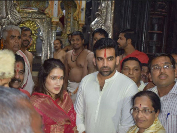 সস্ত্রীক মন্দিরে জাহির খান, 'লাভ জিহাদের' দেশে পরধর্ম সহিষ্ণুতার নজির সস্ত্রীক মন্দিরে জাহির খান, 'লাভ জিহাদের' দেশে পরধর্ম সহিষ্ণুতার নজির
