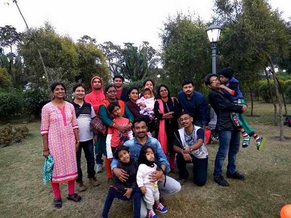 সঙ্গে পরিবার ও বন্ধু 