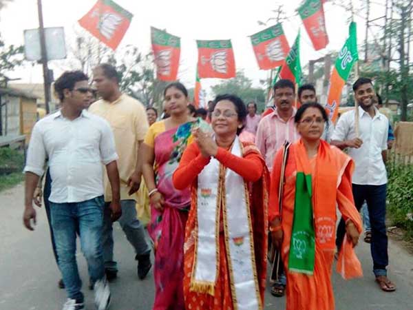 মুকুলের খাসতালুকে বড়সড় ফাটল, বিজেপি ‘প্রার্থী’ তৃণমূলে মুকুলের খাসতালুকে বড়সড় ফাটল, বিজেপি ‘প্রার্থী’ তৃণমূলে