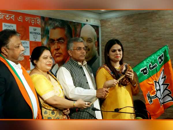 মুকুল-দিলীপের হাত ধরে নাজিয়ার বিজেপিতে যোগ মুকুল-দিলীপের হাত ধরে নাজিয়ার বিজেপিতে যোগ
