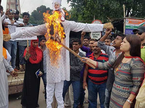 মোদীর কুশপুত্তলিকা দাহ করা নেত্রী এখন বিজেপিতে মোদীর কুশপুত্তলিকা দাহ করা নেত্রী এখন বিজেপিতে