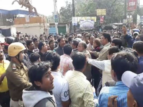 সিভিক ভলান্টিয়ারের 'মারে' স্কুটার আরোহীর মৃত্যু, রণক্ষেত্র মধ্যমগ্রাম, দেখুন ভিডিও সিভিক ভলান্টিয়ারের 'মারে' স্কুটার আরোহীর মৃত্যু, রণক্ষেত্র মধ্যমগ্রাম, দেখুন ভিডিও
