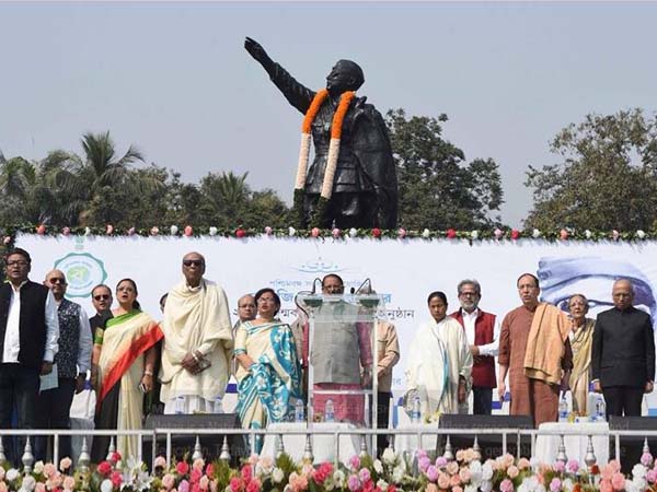 নেতাজি প্রশ্নে মমতাকে পূ্র্ণ সমর্থন রাজ্যপালের নেতাজি প্রশ্নে মমতাকে পূ্র্ণ সমর্থন রাজ্যপালের
