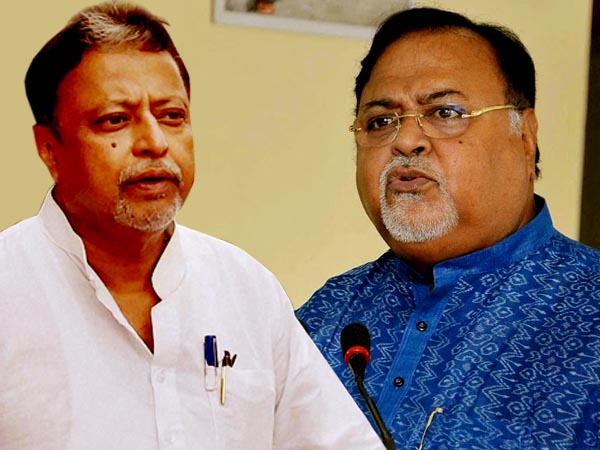 দিলীপ ঘোষের পিছনের সারিতে চলে গেলেন মুকুল! তীব্র শ্লেষ ‘বাচ্চা-ছেলে’র গলায় দিলীপ ঘোষের পিছনের সারিতে চলে গেলেন মুকুল! তীব্র শ্লেষ ‘বাচ্চা-ছেলে’র গলায়
