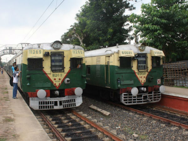 সোনারপুরের পর লিলুয়া স্টেশনে স্পেশাল ট্রেন নিয়ে ধুন্ধুমার সোনারপুরের পর লিলুয়া স্টেশনে স্পেশাল ট্রেন নিয়ে ধুন্ধুমার