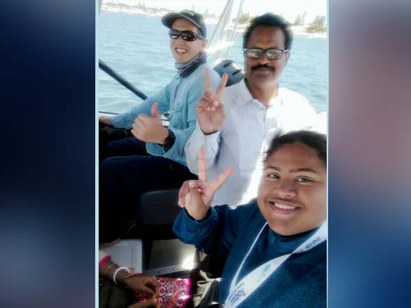 উত্তাল সমুদ্র আর হাঙরের মাঝে সাঁতার কেটে লক্ষ্যে পৌঁছলেন সায়নি, ঝুলিতে নয়া নজির বাংলার মেয়ের 