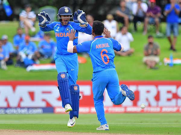 জিতে উঠেই পুরস্কারের বন্যায় ভাসছেন পৃথ্বীরা জিতে উঠেই পুরস্কারের বন্যায় ভাসছেন পৃথ্বীরা