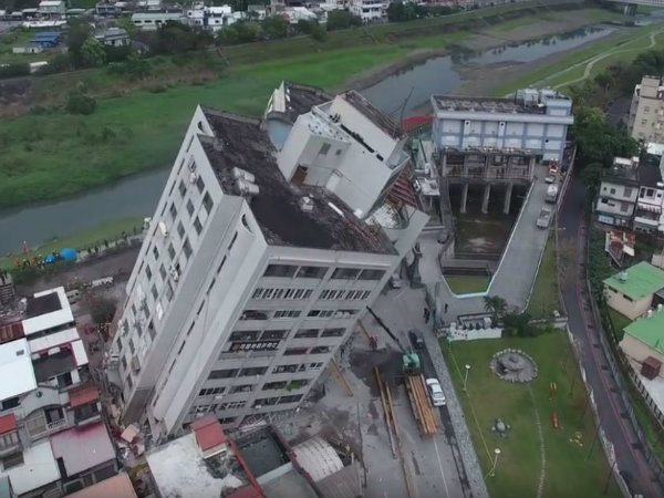 ঘটনাস্থলে রাষ্ট্রপতি ঘটনাস্থলে রাষ্ট্রপতি