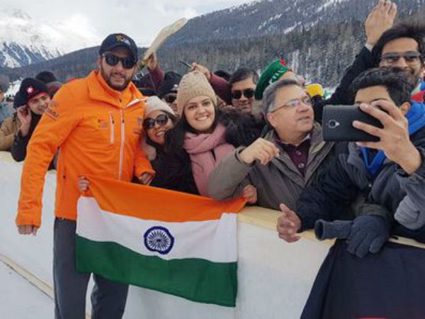 ভারতীয় পতাকা ধরতে শেখালেন পাকিস্তানি, দেখুন ভিডিও 