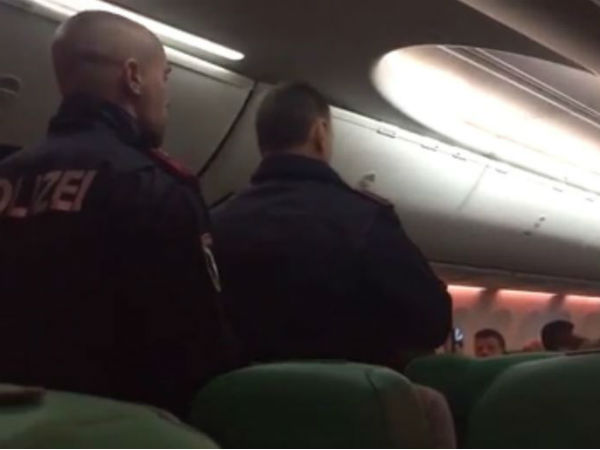 একটানা 'বাত কর্ম'-এ বিমানের মধ্যে ধুন্ধুমার, করতে হল জরুরি অবতরণ 