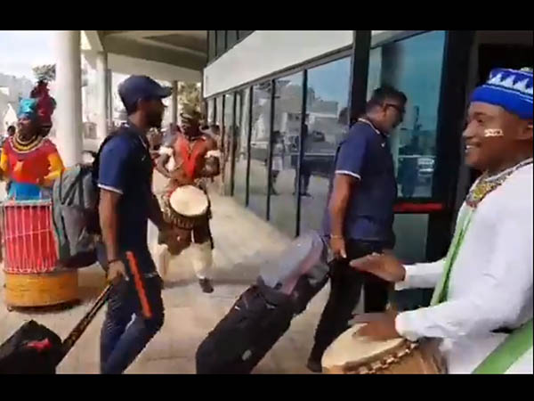 ভারতীয় দলকে অভিনব কায়দায় অভ্যর্থনা, লড়াইয়ের আগে উষ্ণতায় মুগ্ধ বিরাটরা ভারতীয় দলকে অভিনব কায়দায় অভ্যর্থনা, লড়াইয়ের আগে উষ্ণতায় মুগ্ধ বিরাটরা