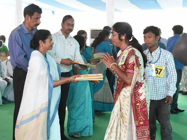ভাষা দিবসের মঞ্চে মাইকে ‘শক’ খেলেন মমতা