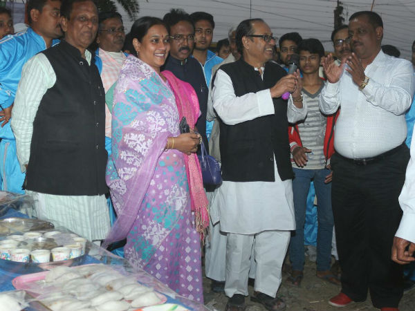 পীঠে-পুলি মানেই বাঙালি রসনায় অন্য মাত্রা, লোভ সংবরণ বড়ই কঠিন, যার প্রমাণ এই ছবি পীঠে-পুলি মানেই বাঙালি রসনায় অন্য মাত্রা, লোভ সংবরণ বড়ই কঠিন, যার প্রমাণ এই ছবি