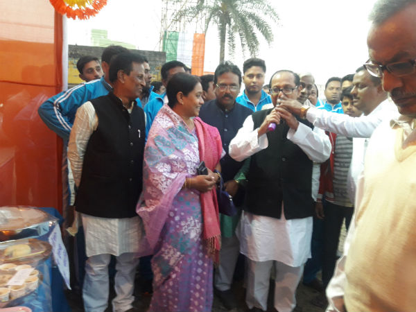 পীঠে-পুলি মানেই বাঙালি রসনায় অন্য মাত্রা, লোভ সংবরণ বড়ই কঠিন, যার প্রমাণ এই ছবি পীঠে-পুলি মানেই বাঙালি রসনায় অন্য মাত্রা, লোভ সংবরণ বড়ই কঠিন, যার প্রমাণ এই ছবি