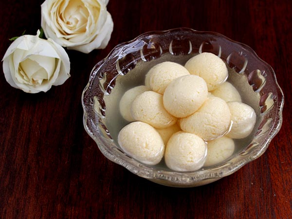  রসগোল্লা নিয়ে নাছোড় রাজ্য সরকার। জি আই ট্যাগের পর ব্র্যান্ডিং-এর উদ্যোগ নিয়েছিল রাজ্য সরকার। এবার রসগোল্লার মান রাখতে সরকারি উদ্যোগেই রসগোল্লা তৈরির সিদ্ধান্ত। সরকারি উদ্যোগে পাওয়া যাবে ছানা এবম কী ঘি-ও। সরকারি রসগোল্লার সাতকথা বেলগাছিয়ায় রাজ্য সরকারের প্রাণী বিশ্ববিদ্যালয়ের ডেয়ারি টেকনোলজি ডিপার্টমেন্টে তৈরি হবে মিষ্টি। অন্যদিকে নদিয়ার মোহনপুর ক্যাম্পাসেও মিষ্টি তৈরি হবে। একইসঙ্গে তৈরি হবে ছানা, ঘি। সঙ্গে থাকবে রাবড়ি, পনির, খোয়া ক্ষীরও। খুব শিগগিরই খাদ্য দফতর এবং কৃষি দফতরের বিপণন কেন্দ্র গুলি থেকে রসগোল্লা মিষ্টি-সহ যাবতীয় সবকিছু পাওয়া যাবে। জিআই ট্যাগ পাওয়ার পর মুখ্যমন্ত্রী বলেছিলেন, রসগোল্লার ব্র্যান্ডিং করা হবে। সেই মতো প্রশিক্ষণের পথে এগোয় রাজ্য সরকার। পলিসিও ঠিক করা হয়। পলিসিতে ছিল রসগোল্লার মাপকাঠি। ২৬৯ কিলো ক্যালরি শক্তি, ৬ গ্রাম প্রোটিন, ৪০ গ্রাম কার্বোহাইড্রেড, ৬.৮ গ্রাম ফ্যাট এবং ২০০ মিলিগ্রাম ক্যালসিয়াম। জানানো হয়েছিল এই মাপকাঠি থাকলে নির্দিষ্ট সংস্থাকে বাংলার রসগোল্লার ব্র্যান্ডিং দেওয়া হবে। এই ব্র্যান্ডিং-এর পাশাপাশি সরকারি পর্যায়েও মিষ্টি তৈরির উদ্যোগ নেওয়া হয়। বরাদ্দ করা হয় ৩ কোটি টাকা। সেই মতো প্রশিক্ষণ চলছে সরকারি পর্যায়ে। সরকারি সূত্রের দাবি, সরকারি মিষ্টির গুণমান সঠিক থাকবে। কিন্তু দামও খুব বেশি হবে না। একনজরে দেখে নেওয়া যাক প্রাথমিকভাবে ঠিক হওয়া মূল্য রসগোল্লা ১০ টাকা পিস ২৫০ গ্রামের পনিরের প্যাকেট ৬৫ টাকা এক কেজি ঘি-এর দাম ৪৮০ টাকা ৫০০ গ্রাম ঘি-এর দাম ২৫০ টাকা ২৫০ গ্রাম ঘি-এর দাম ১৩০ টাকা