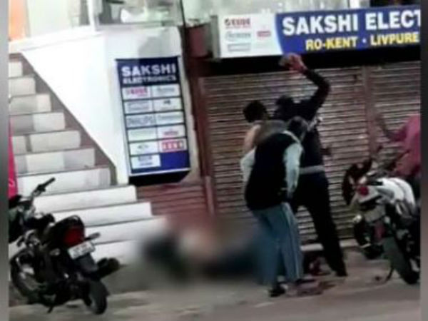 প্রকাশ্যে আইনের ছাত্রকে পিটিয়ে মারার অভিযোগ যোগীর রাজ্যে প্রকাশ্যে আইনের ছাত্রকে পিটিয়ে মারার অভিযোগ যোগীর রাজ্যে