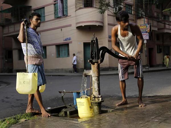 আন্ত্রিক ‘মহামারী’র রূপ নিচ্ছে দক্ষিণ শহরতলিতে, জল-আতঙ্ক কাটাতে হিমসিম পুরসভা আন্ত্রিক ‘মহামারী’র রূপ নিচ্ছে দক্ষিণ শহরতলিতে, জল-আতঙ্ক কাটাতে হিমসিম পুরসভা
