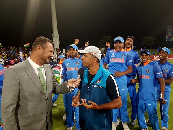 ক্রিকেটার দ্রাবিড়ের অপ্রাপ্তি ভুলিয়ে দিলেন কোচ দ্রাবিড়