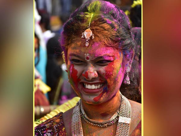 রঙের রঙিনে রিক্ত হলাম আমি রঙের রঙিনে রিক্ত হলাম আমি