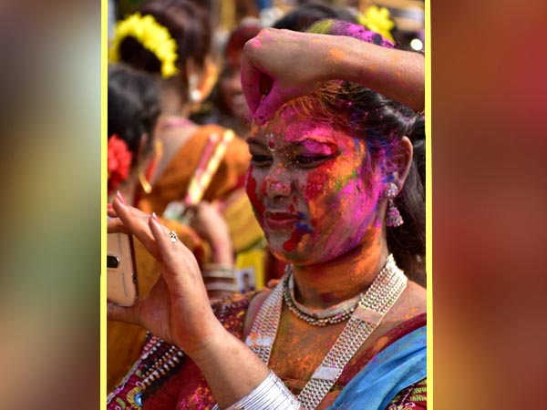 রঙিন মুখের সেলফি রঙিন মুখের সেলফি
