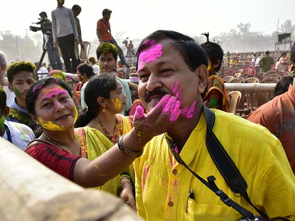 সখা তোমায় দেই রাঙিয়ে সখা তোমায় দেই রাঙিয়ে
