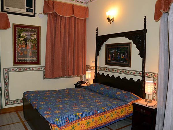 দক্ষিণের দিকে মাথা 
