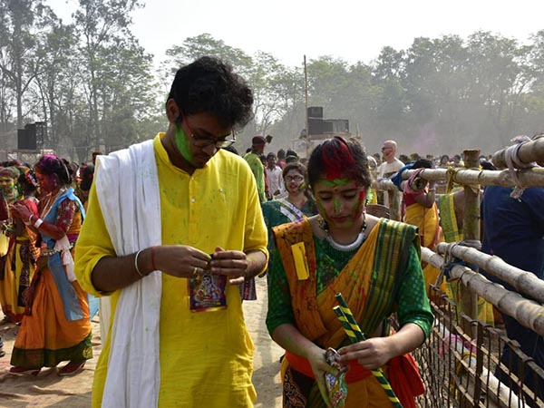 বসন্ত জাগ্রত দ্বারে বসন্ত জাগ্রত দ্বারে