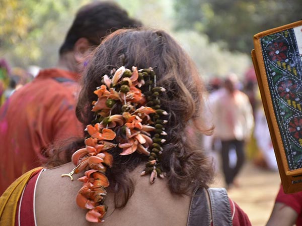পলাশ তুমি আজ বসিছ বটে আমার এই খোপার মাঝে পলাশ তুমি আজ বসিছ বটে আমার এই খোপার মাঝে