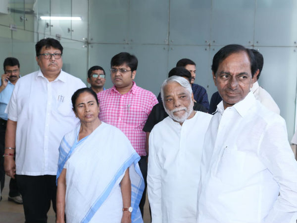 অবস্থান নিয়ে দ্বিচারিতা, মমতা-রাও বন্ধুত্ব নিয়ে প্রশ্ন রাজনৈতিক মহলে