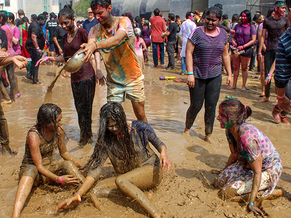 কাদার জলে স্নান 