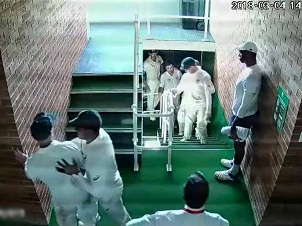 থাকব পরিবারের পাশেই সাফ কথা ওয়ার্নারের,শাস্তি পেয়ে জানালেন অজি ক্রিকেটার 