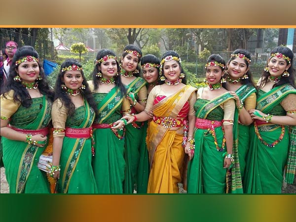 আয় তবে সহচরী হাতে হাতে ধরি ধরি 