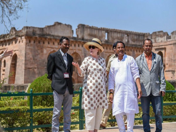 চিকিৎসকেরা সিটি স্ক্যান ও এক্স-রে করেন হিলারির কব্জির