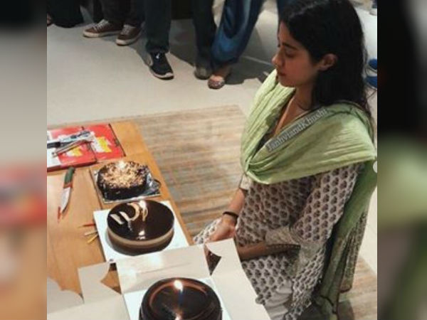 জন্মদিনের কেক কাটা জন্মদিনের কেক কাটা