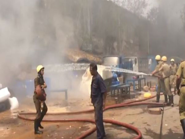 স্ট্র্যান্ডরোডের গুদামে বিধ্বংসী আগুন, বন্ধ চক্ররেল পরিষেবা, দেখুন ভিডিও