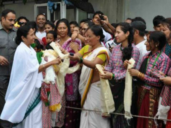 দার্জিলিং-এ মুখ্যমন্ত্রীর শিল্প-সফর! তল্লাশিতে উদ্ধার রাইফেল, কার্তুজ দার্জিলিং-এ মুখ্যমন্ত্রীর শিল্প-সফর! তল্লাশিতে উদ্ধার রাইফেল, কার্তুজ