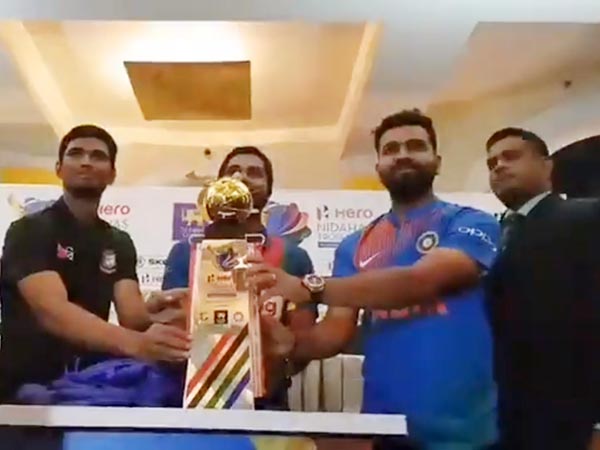 আগুন জ্বলছে শ্রীলঙ্কায়, বাইশ গজে লড়াইতে প্রস্তুতি সারছে ভারত -শ্রীলঙ্কা আগুন জ্বলছে শ্রীলঙ্কায়, বাইশ গজে লড়াইতে প্রস্তুতি সারছে ভারত -শ্রীলঙ্কা