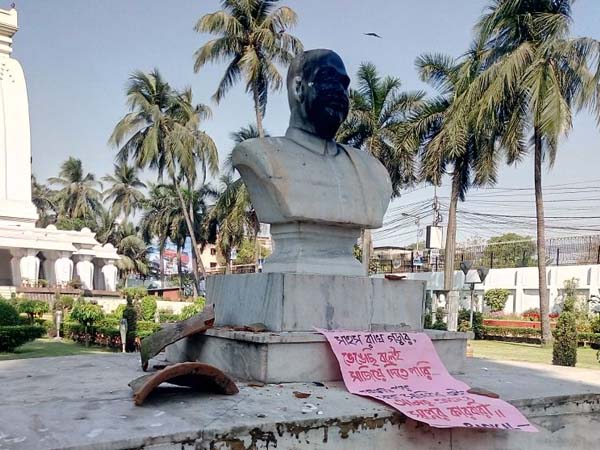 ত্রিপুরার হাওয়া কলকাতায়! শ্যামাপ্রসাদের মূর্তিতে কালি, ভাঙার চেষ্টা! কেওড়াতলায় গ্রেফতার ৬ ত্রিপুরার হাওয়া কলকাতায়! শ্যামাপ্রসাদের মূর্তিতে কালি, ভাঙার চেষ্টা! কেওড়াতলায় গ্রেফতার ৬