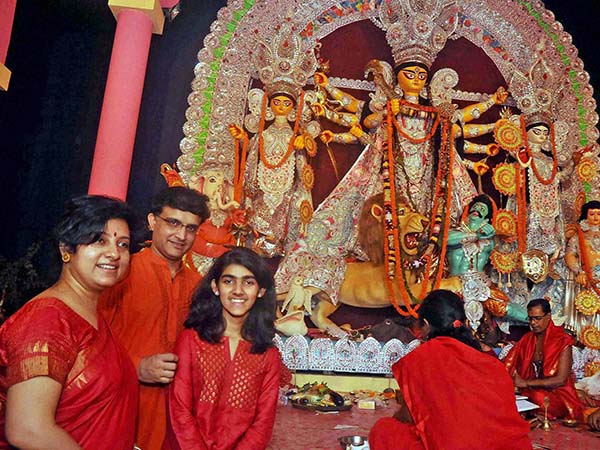 আসুন দাদা-র সঙ্গে উঁকি মারি তাঁর অন্দরমহলে
