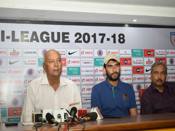 মরশুম শেষ হতে চললেও সরগরম মোহনবাগান -ইস্টবেঙ্গল দুই ক্লাবই। সোমবারই বাগান কর্তাদের পদ থেকে সরে গিয়েছেন দেবাশিস দত্ত ও সৃঞ্জয় বসু। অন্যদিকে সোমবারই ইস্টবেঙ্গল কর্মকর্তারা ঢাক-ঢোল পিটিয়ে সুভাষ ভৌমিককে দায়িত্বে নিয়ে এসেছেন। মরশুম শেষ হতে চললেও সরগরম মোহনবাগান -ইস্টবেঙ্গল দুই ক্লাবই। সোমবারই বাগান কর্তাদের পদ থেকে সরে গিয়েছেন দেবাশিস দত্ত ও সৃঞ্জয় বসু। অন্যদিকে সোমবারই ইস্টবেঙ্গল কর্মকর্তারা ঢাক-ঢোল পিটিয়ে সুভাষ ভৌমিককে দায়িত্বে নিয়ে এসেছেন।