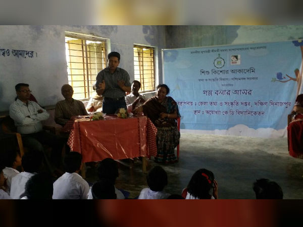 মেঠোয়ালি পথে ঘুরে বেড়ানো শৈশব মন, আর তাকে বাঁধতেই এবার স্কুলে স্কুলে গল্প বলার আসর 