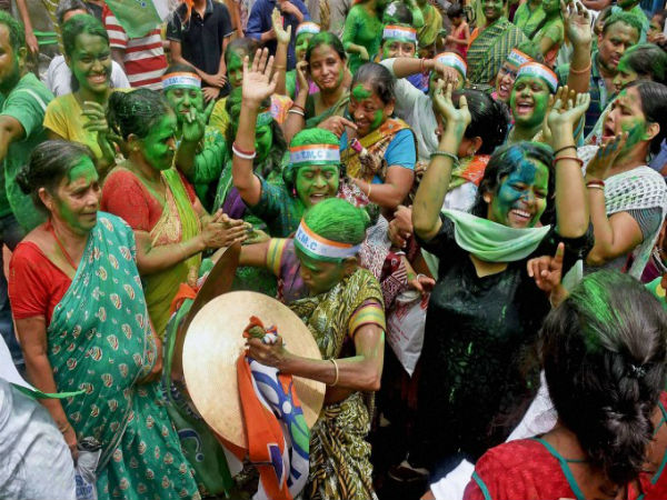 এক সময়ের লাল দুর্গ এখন বিরোধী শূন্য! ফল ঘোষণার একমাস আগেই তৃণমূলের বিজয় উৎসব এক সময়ের লাল দুর্গ এখন বিরোধী শূন্য! ফল ঘোষণার একমাস আগেই তৃণমূলের বিজয় উৎসব