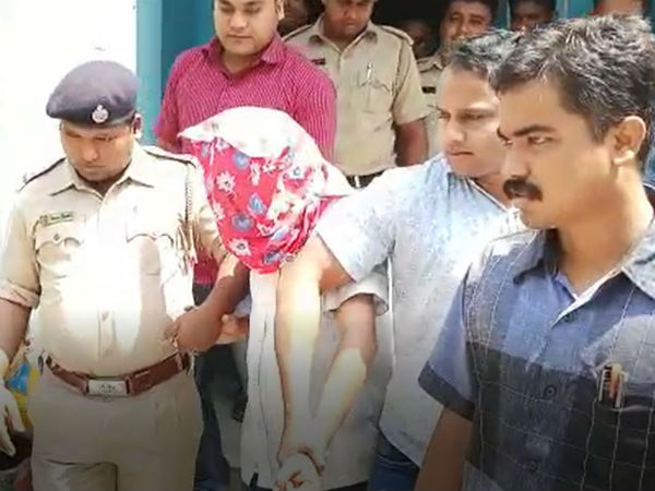 ভাগাড় মাংস পাচারকাণ্ডে বামযোগ, পুলিশের জালে বাম কাউন্সিলর ভাগাড় মাংস পাচারকাণ্ডে বামযোগ, পুলিশের জালে বাম কাউন্সিলর